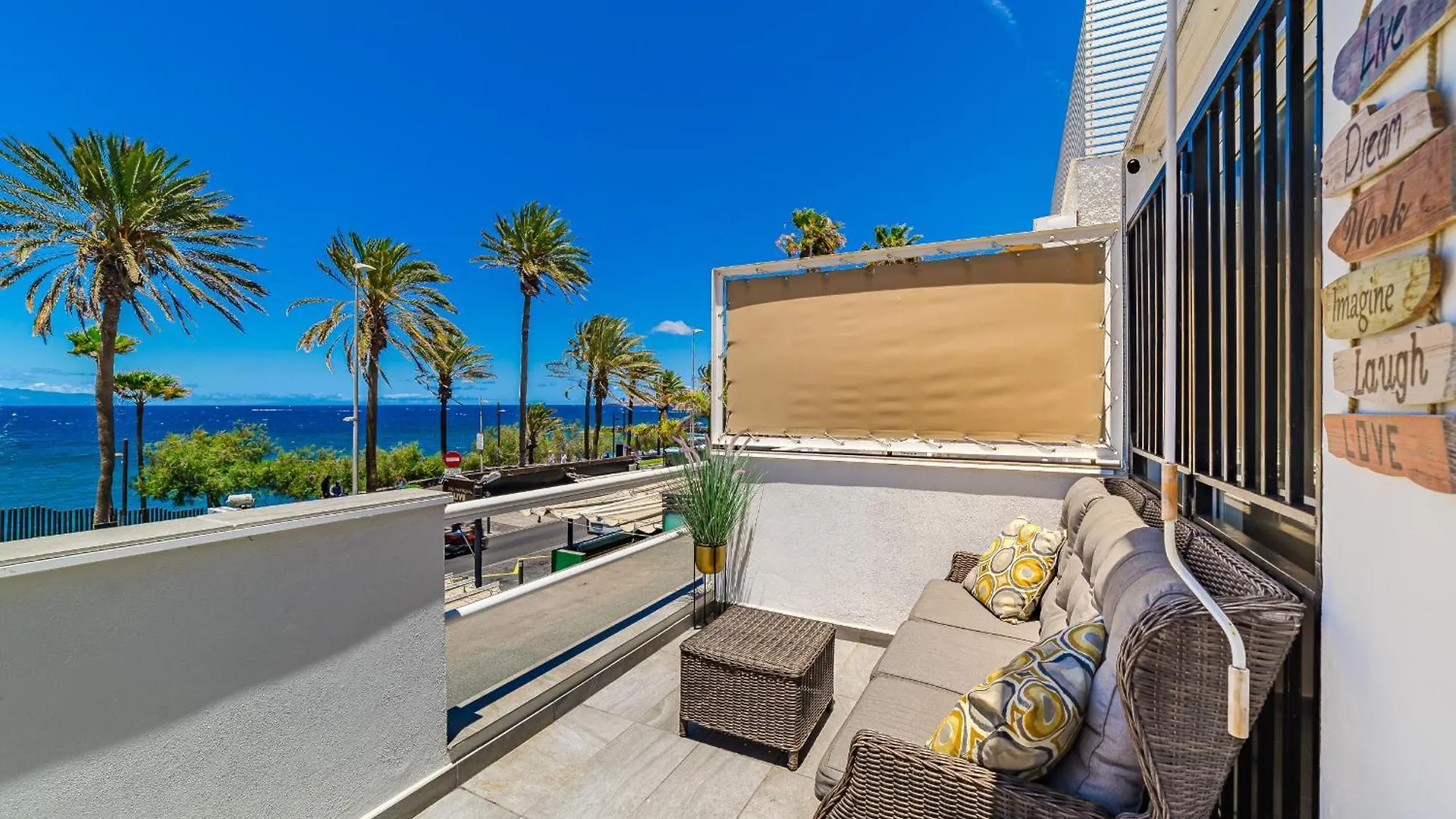 Front Of A Beach Aircon Las Americas Costa Adeje プラヤ・デ・ラス・アメリカス スペイン